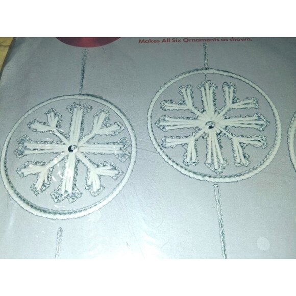 Vintage Plastic Canvas Ornaments Kit Silver Snowflakes 4 1/2" Circle 100% Orlon - Picture 4 of 7